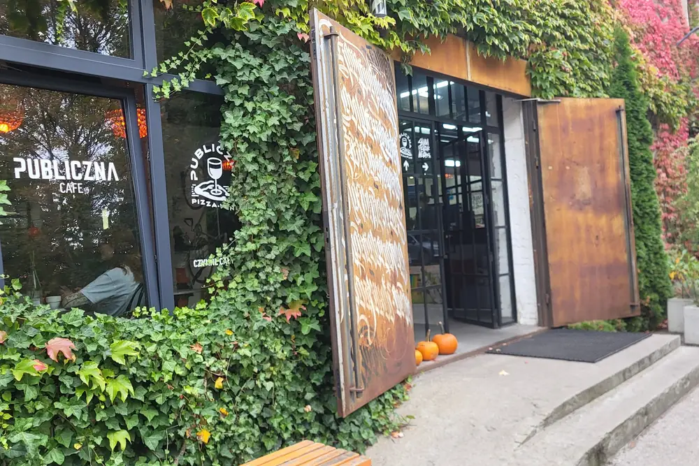 Ivy-covered entrance to Publiczna at Łąkowa 35